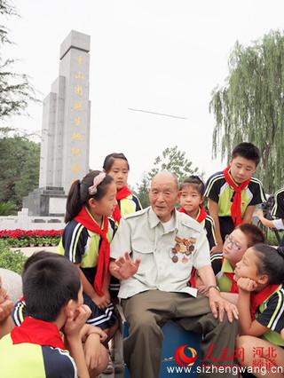 7-4抗日老英雄康風岐為平山縣古月鎮西洪子店小學的孩子們講述平山團的故事_UUID21551 7-4抗日老英雄康風岐為平山縣古月鎮西洪子店小學的孩子們講述平山團的故事_UUID21551