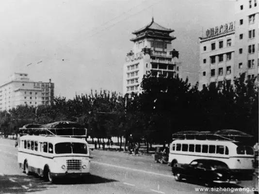 20世紀(jì)50年代,北京長安街上背著煤氣包的公共汽車 20世紀(jì)50年代,北京長安街上背著煤氣包的公共汽車