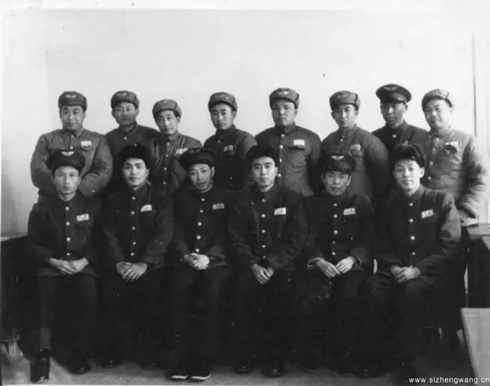 10-特殊的“身份證”-劉錦平（前排左四）與軍委空軍政治部部分干部合影_UUID11357