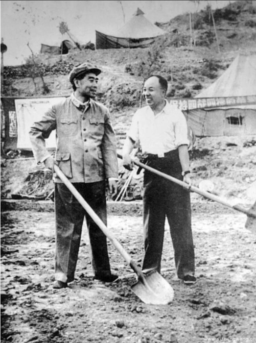 5-蕭華：文武縱橫的“娃娃將軍” -1958年，與周恩來一起在十三陵水庫工地參加勞動。_UUID11357