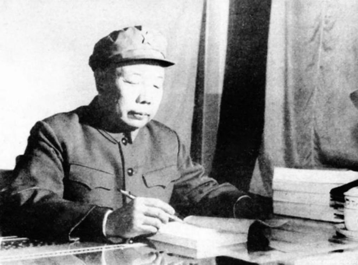 5-蕭華：文武縱橫的“娃娃將軍” -1980年，蕭華在蘭州軍區辦公室工作時留影_UUID11357