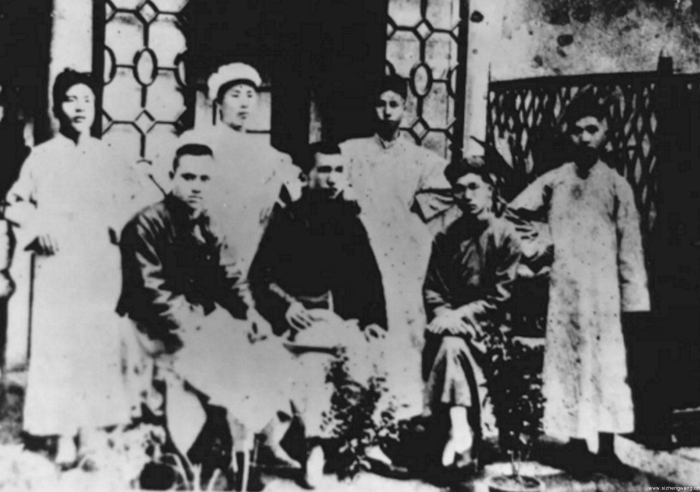 7-陳贊賢：江西工人運動先驅-中共贛州支部創(chuàng)建者 陳贊賢（前排中）與朱由鏗（前排左）謝學瑯（前排右二）_UUID11357