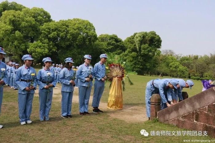 10-學生們獻花祭奠革命英烈（1）_UUID11357