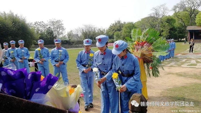 10-學生們獻花祭奠革命英烈（2）_UUID11357