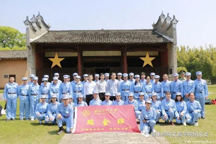 10-學生在一蘇大舊址合影留念_UUID11357