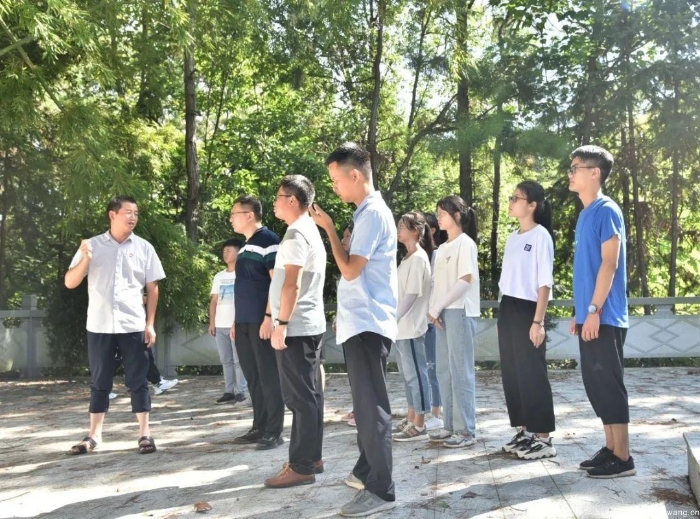 12-志愿者們在無名紅軍墓前集體默哀，深切哀悼（1）_UUID11357