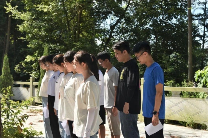 12-志愿者們在無名紅軍墓前集體默哀，深切哀悼（3）_UUID11357
