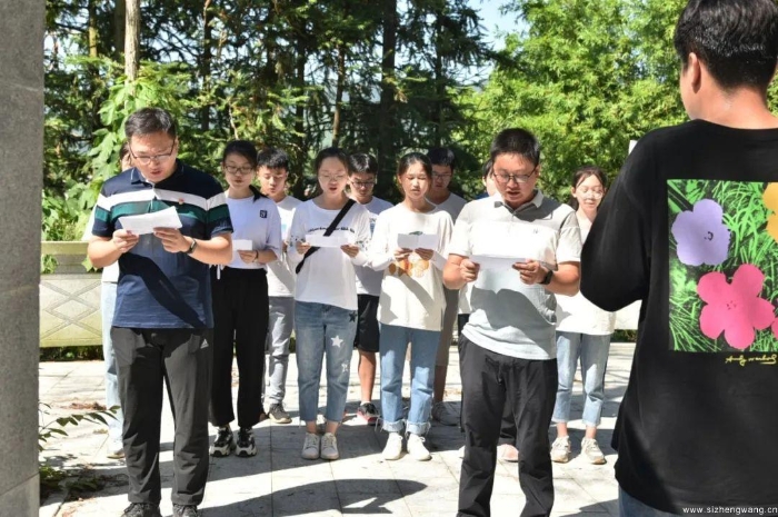 12-全體誦讀了鄧發(fā)烈士所撰寫的紅色家書《國家未來的偉大前途都寄托在你們青年一輩的身上》_UUID11357