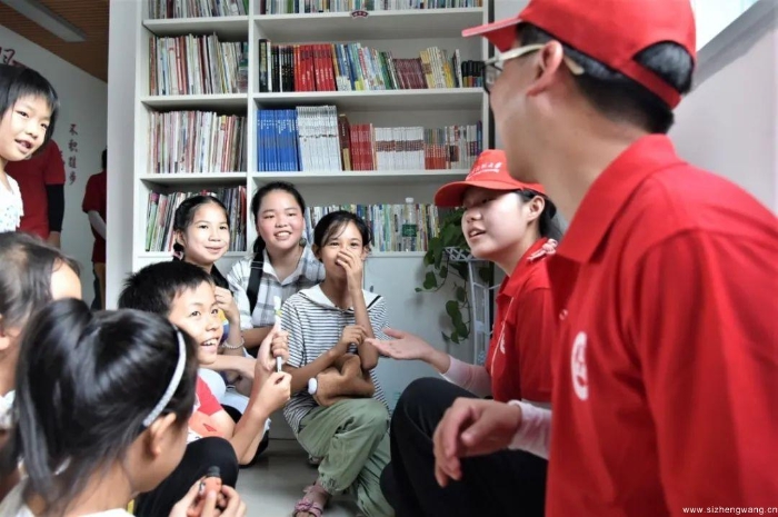 12-志愿者們與小朋友愉快地玩游戲_UUID11357