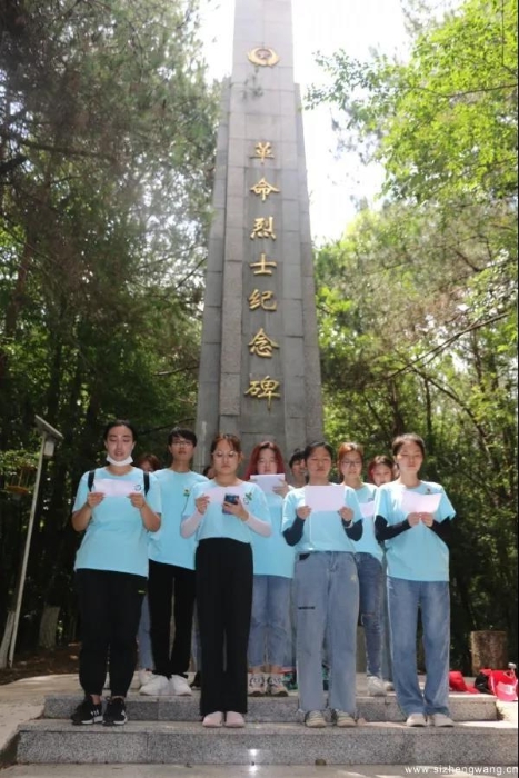 16-在南山公園革命烈士紀(jì)念碑前，志愿者們誦讀革命先輩的紅色家書（1）_UUID11357