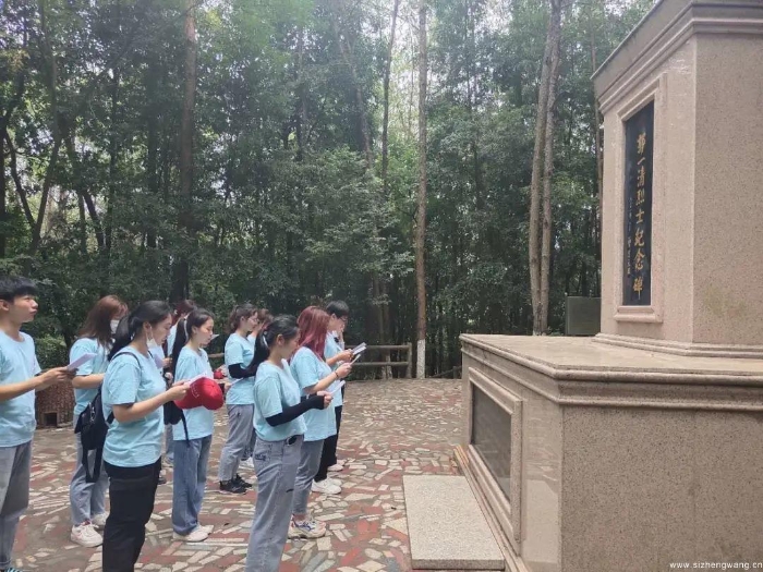 16-在南山公園革命烈士紀(jì)念碑前，志愿者們誦讀革命先輩的紅色家書（2）_UUID11357