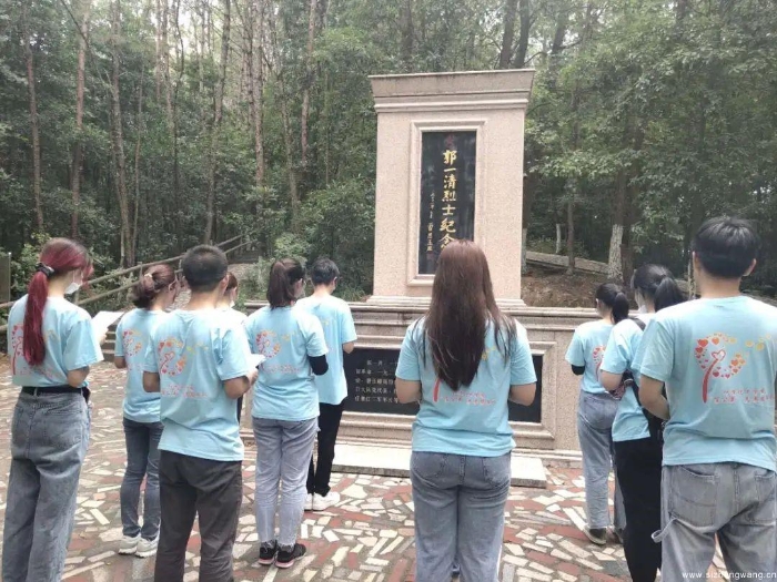 16-在南山公園革命烈士紀(jì)念碑前，志愿者們誦讀革命先輩的紅色家書（3）_UUID11357