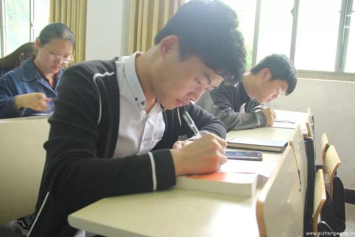 17-學生一筆一劃認真抄寫紅色家書（3）_UUID11357