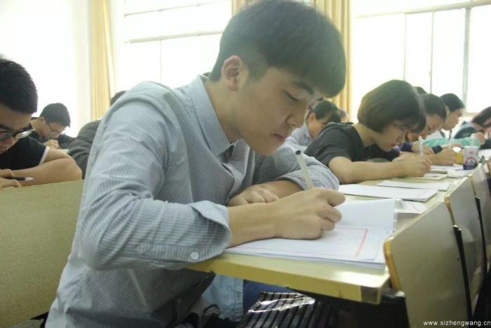 17-學生一筆一劃認真抄寫紅色家書（4）_UUID11357