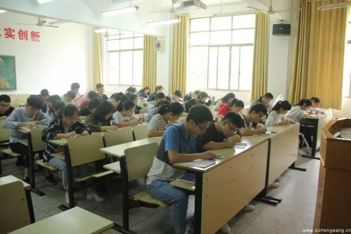 17-學生一筆一劃認真抄寫紅色家書（5）_UUID11357