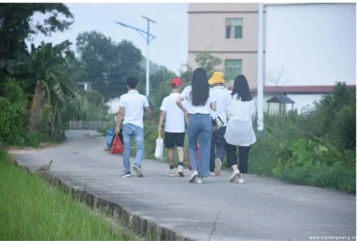 18-成員走在鄉間小路上，為先烈后代“送溫暖（1）_UUID11357