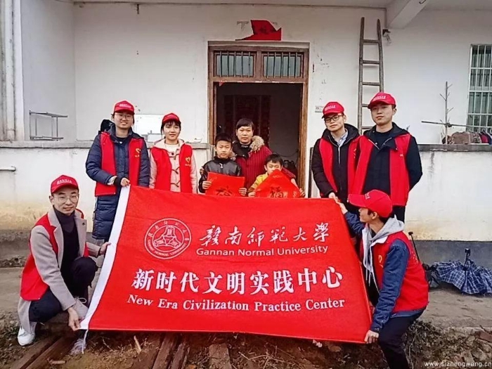 19-贛南師范大學地理與環境工程學院“一滴水”志愿者服務隊送春聯_UUID11357
