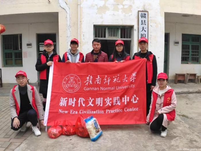 19-志愿者們代表贛南師范大學地理與環境工程學院團委給老人們送去面包、水果、面條_UUID11357