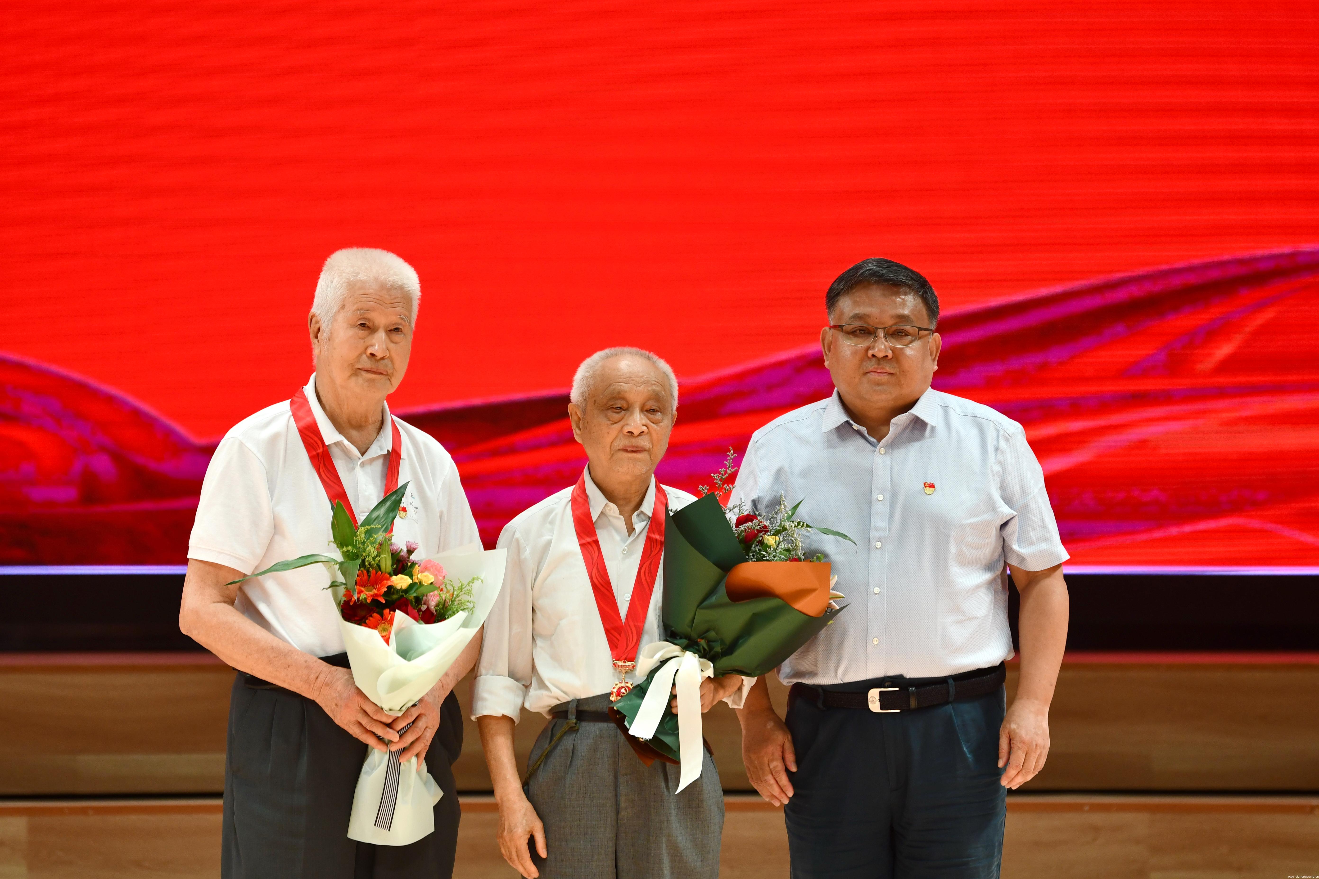 3-校黨委書記李建林為老黨員頒發“光榮在黨50年”頒發紀念章.JPG