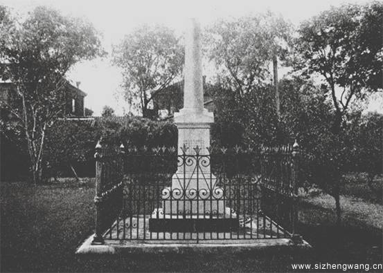 白毓昆（1868-1912），字雅雨，號銑玉，江蘇南通人。1911年12月31日，親赴灤州，組織“灤州起義”，成立北方革命政府，任參謀長。1912年1月5日，起義失敗，白毓昆被清政府通永鎮(zhèn)總兵王懷慶俘獲；7日，被殺害于通州古冶。1937年11月，日軍進占交通大學徐匯校園后，這尊烈士紀念碑的碑身被毀，僅剩底部的花崗石束腰和須彌座的一部分得以幸存，殘碑現(xiàn)置于上海交大徐匯校區(qū)一號大門內南側。