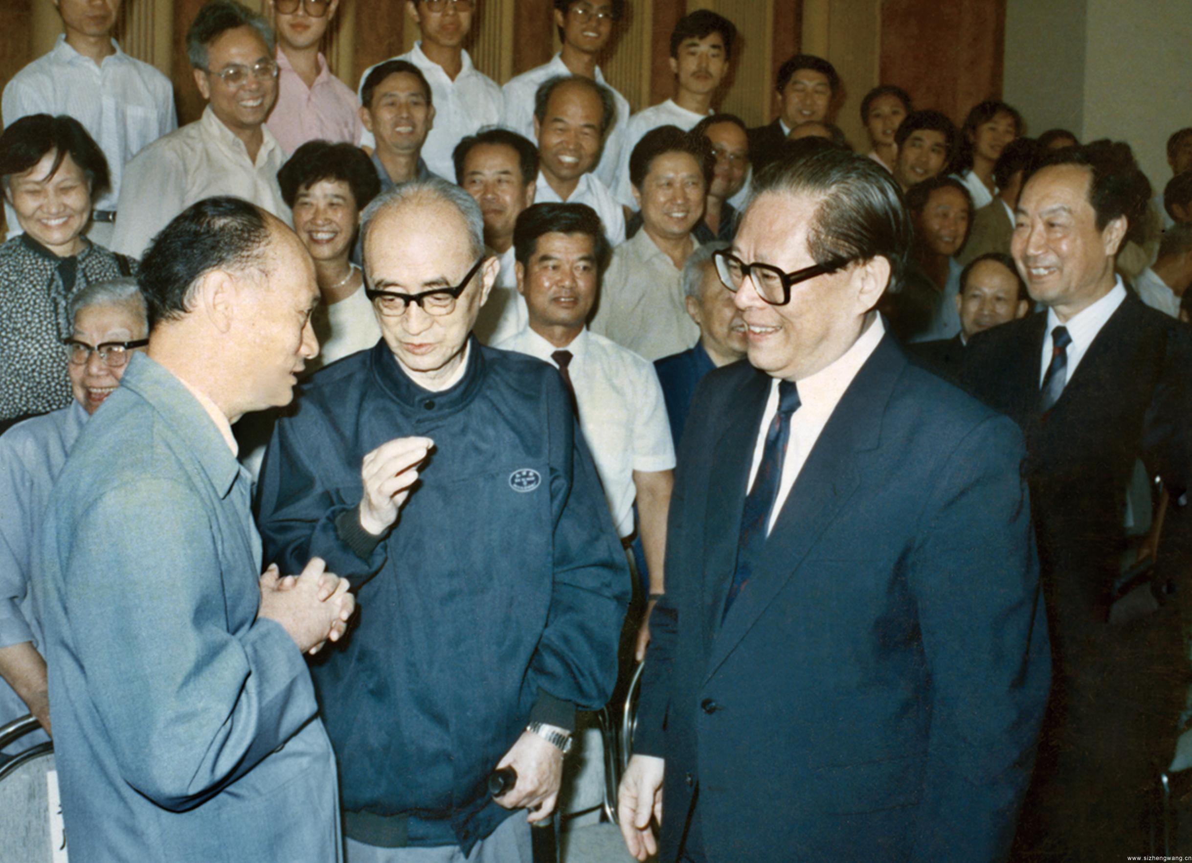 1992年9月9日，第八個教師節前夕,中共中央總書記江澤民同志到北京師范大學視察工作，向全國教師致以節日的祝賀和親切問候。
