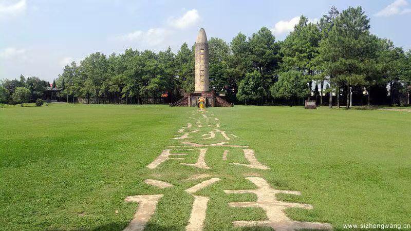 1933年7月，中華蘇維埃共和國臨時中央政府為了紀念歷年在革命戰爭中光榮犧牲的紅軍指戰員，興建紅軍烈士紀念塔。塔高13米，塔身成炮彈形，塔座為五角形體。圖為瑞金紅軍烈士紀念塔