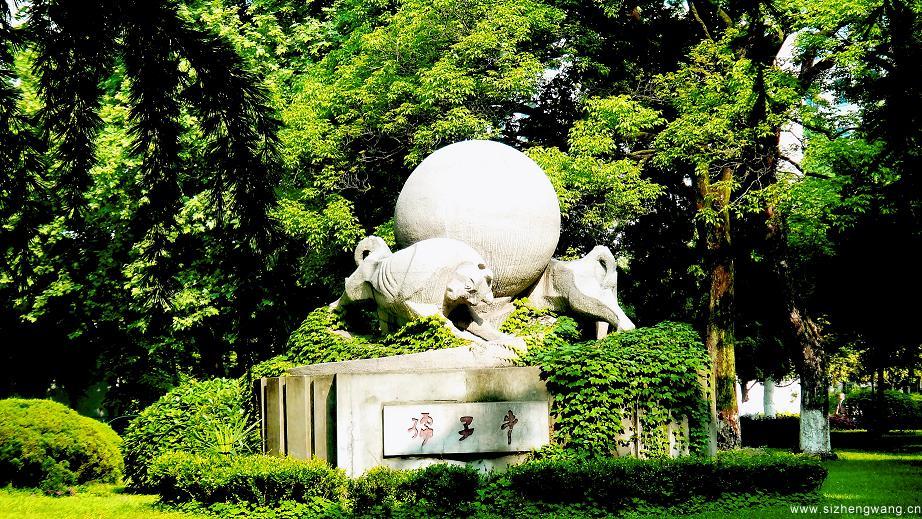 1983年春天，恢復高考后的中國科大第一屆畢業生即將告別母校，依依惜別的不舍之情，讓這群風華正茂的青年才俊有了一個共同的心愿：集體捐款為母校贈送一座雕塑。倡議立刻得到所有學生的贊同。當年9月落成的“孺子牛”雕塑，在寬厚的基座上，兩頭初生牛犢肩峰突出、低首蹬足、相向奮蹄，用犄角、闊背奮力推動地球。