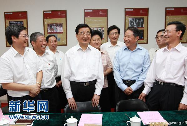 2010年9月9日，中共中央總書記、國家主席、中央軍委主席胡錦濤來到中國人民大學及附屬中學，看望慰問師生員工，實地考察學校教育改革發展情況，并親切接見了全國教書育人楷模等教育系統先進模范代表。