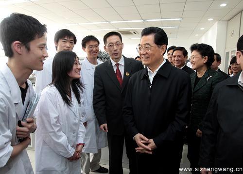 胡錦濤在結構生物學中心實驗室與師生親切交談。