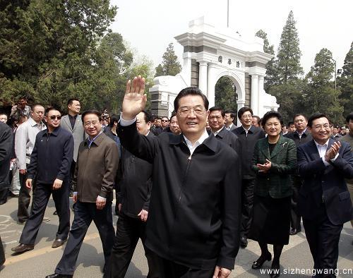 2011年4月20日，在清華大學迎來建校100周年之際，中共中央總書記、國家主席、中央軍委主席胡錦濤來到清華大學考察。圖為胡錦濤在清華大學最具標志性的老校門前向師生們揮手致意。