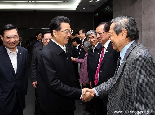 胡錦濤在校史館親切會見楊振寧等知名教授。