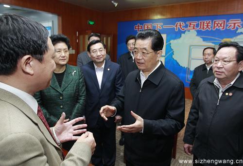 胡錦濤在信息網絡工程研究中心詳細詢問兩代互聯網銜接、下一代互聯網技術標準和安全性能等情況。