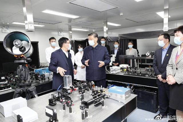 習近平在清華大學考察2.jpeg