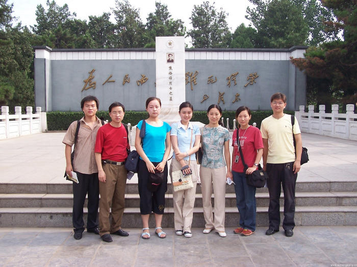 1. 2005年，我院首次重走穆青路師生采訪團在焦裕祿墓前_UUID22668