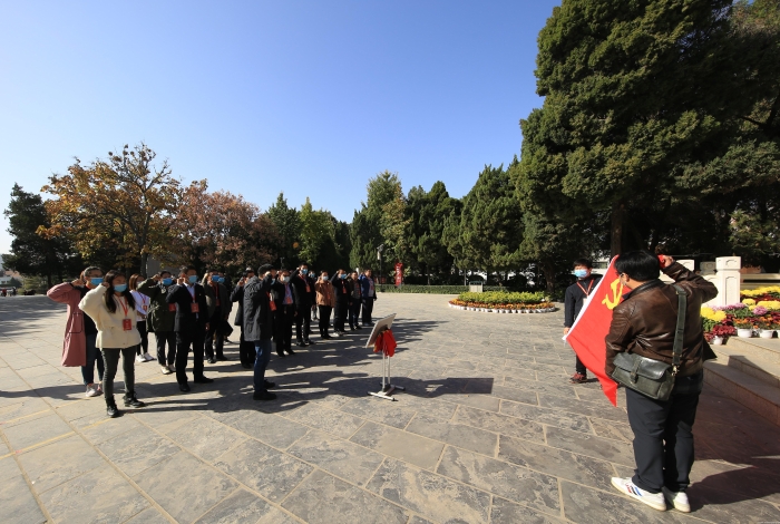 6. 學院師生黨員在焦裕祿同志墓前重溫入黨誓詞_UUID22668
