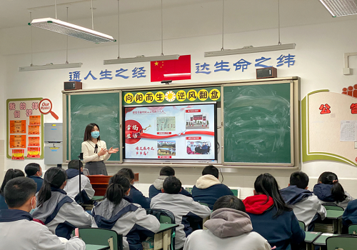 宣講團(tuán)成員入班宣講.png