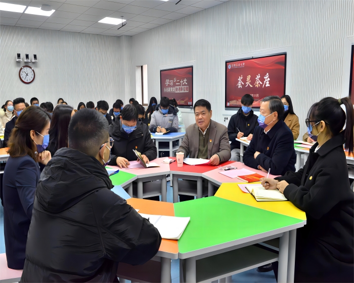 圖1:校黨委書記深入“一站式”學生社區開展黨的二十大精神宣講 圖1:校黨委書記深入“一站式”學生社區開展黨的二十大精神宣講