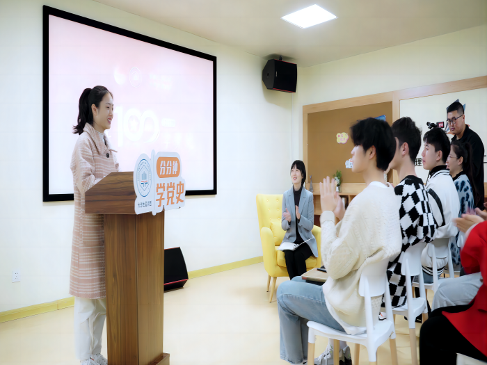 圖2:“全國最美高校輔導員”趙穎虹團隊在“一站式”學生社區內開展理論宣講_副本 圖2:“全國最美高校輔導員”趙穎虹團隊在“一站式”學生社區內開展理論宣講_副本