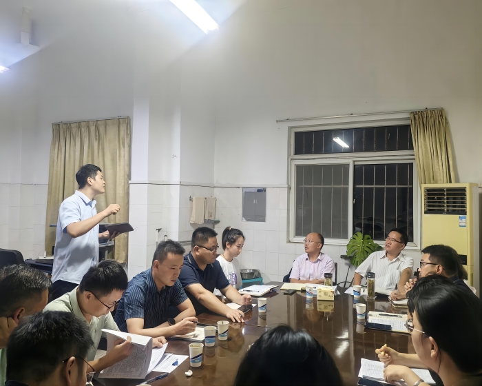 圖3:校領導走訪“一站式”學生社區召開座談交流會 圖3:校領導走訪“一站式”學生社區召開座談交流會