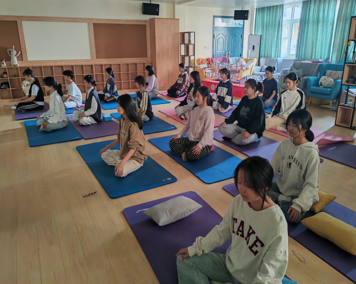 圖4:指導學生在“一站式”學生社區開展“靜心減壓”瑜伽訓練 圖4:指導學生在“一站式”學生社區開展“靜心減壓”瑜伽訓練