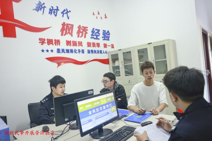 駐校民警開展普法教育_副本