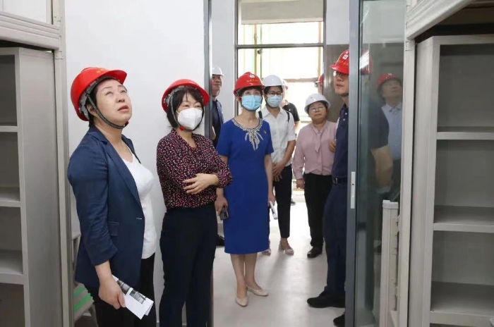 學(xué)校黨委領(lǐng)導(dǎo)班子一行來到二期學(xué)生公寓（18#-22#）建筑工地考察