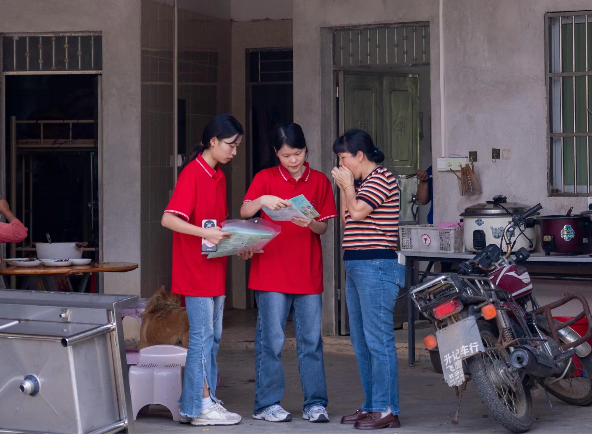圖為融媒體資助宣傳實踐隊隊員圖為融媒體資助宣傳實踐隊隊員向新光村村民介紹資助政策現場。(鄧潔凝 供圖)