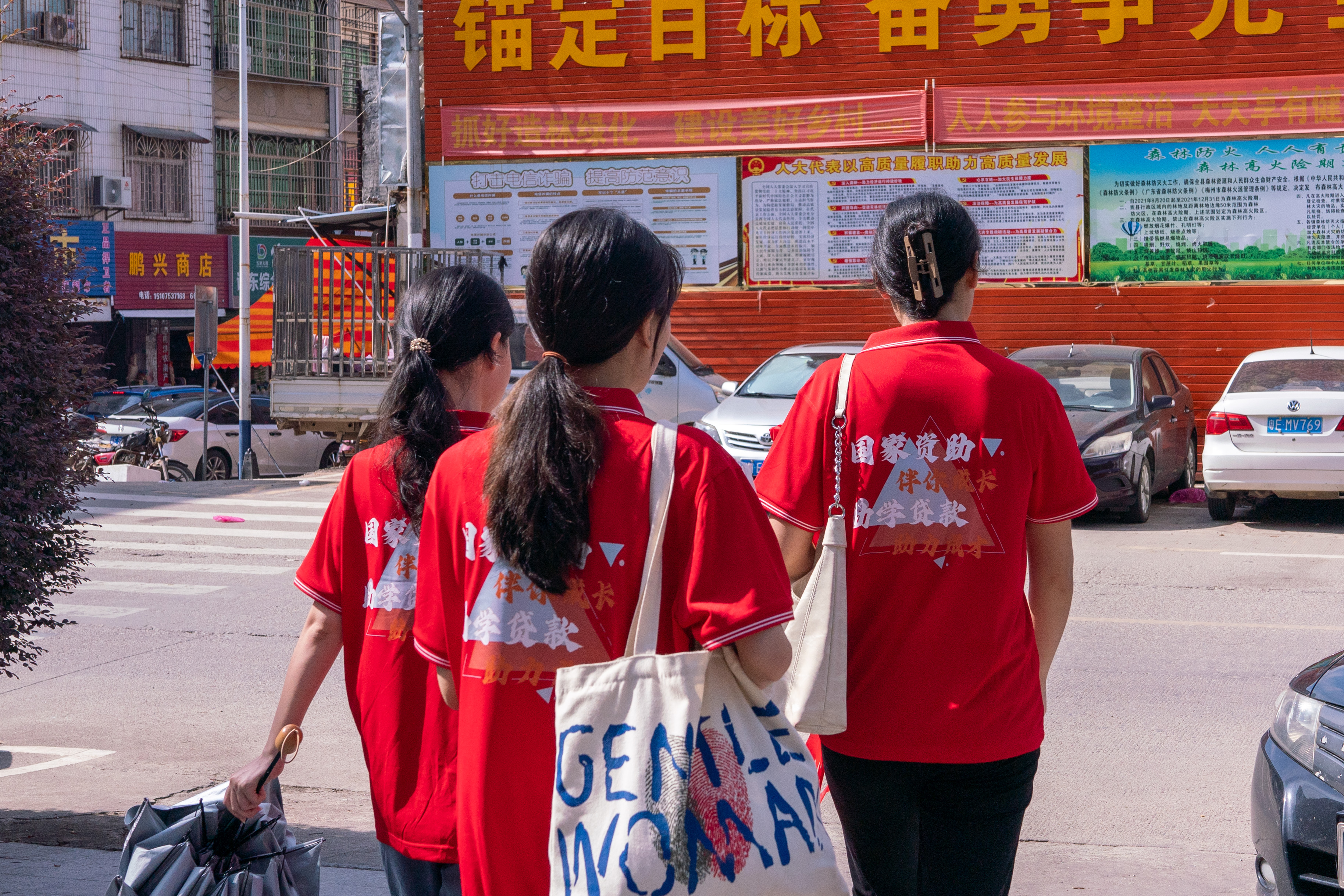 圖為融媒體資助宣傳實踐隊隊員走訪街道現場。（陳堅信 供圖）