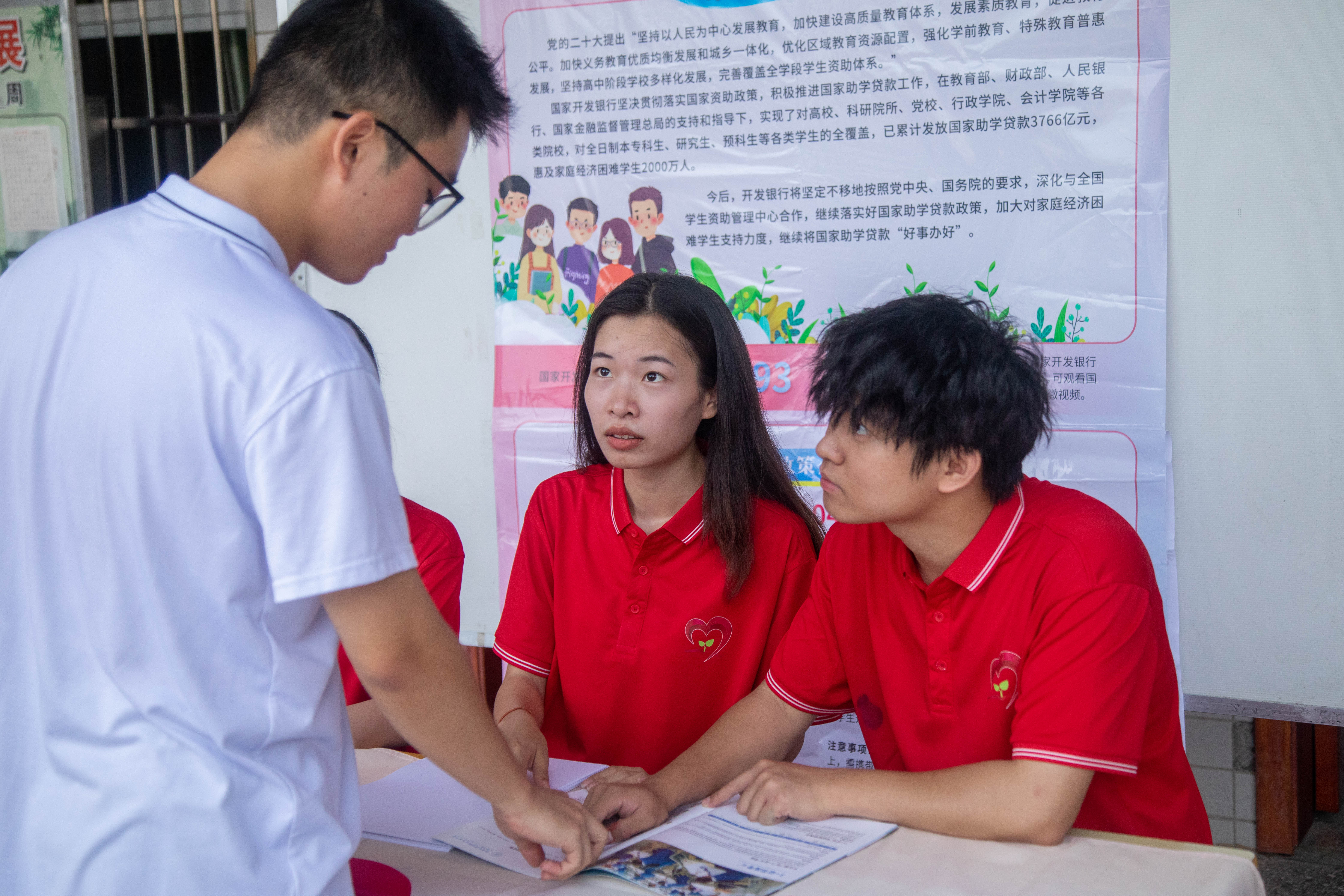 圖為融媒體資助宣傳實踐隊隊員走入校園普及資助政策現場。（徐錦頌 供圖）
