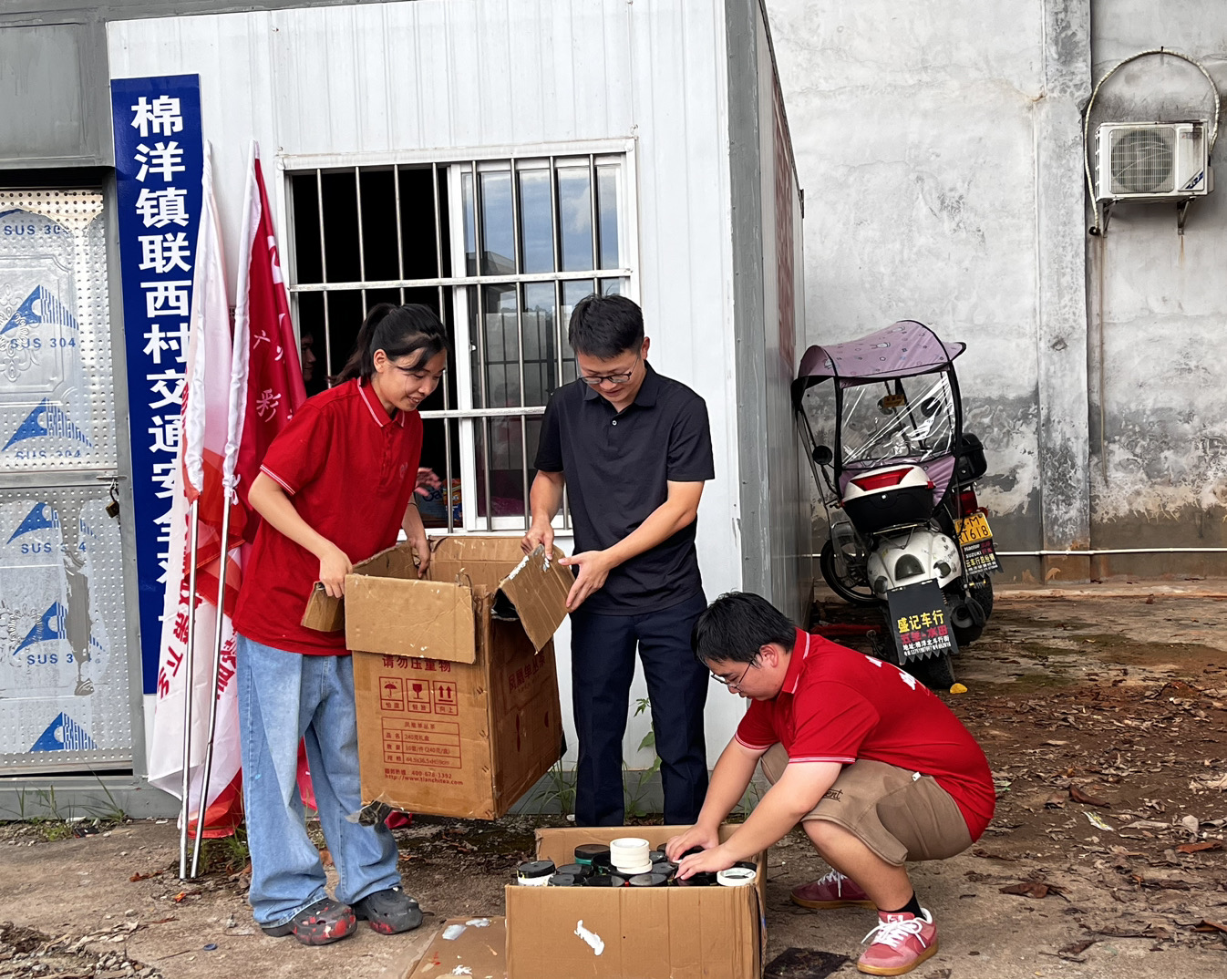 圖為融媒體資助宣傳實踐隊向棉洋鎮政府捐贈物資現場。(余佳妮 供圖)