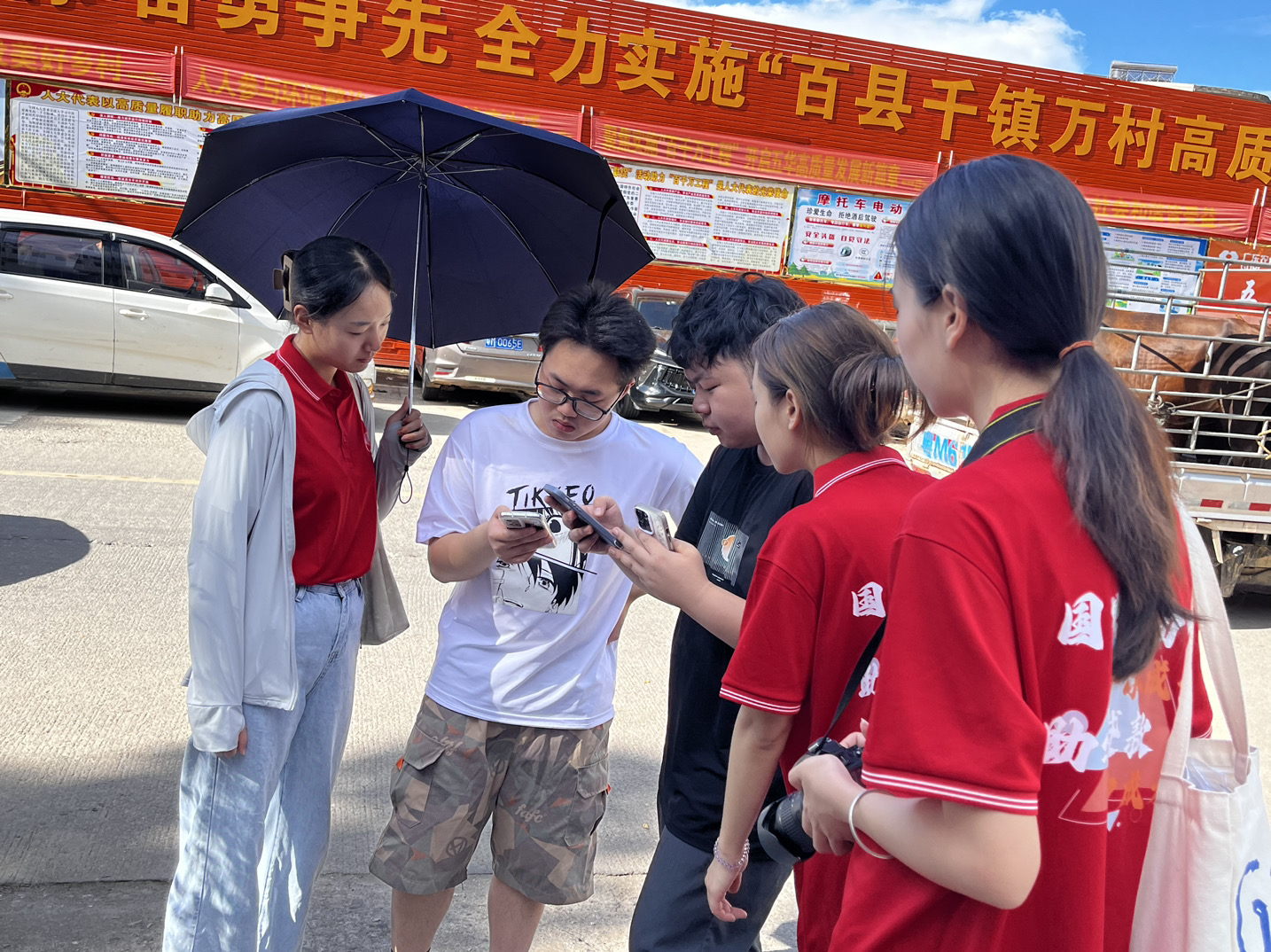 圖為融媒體資助宣傳實踐隊向學生普及資助政策現場。（周揮景 供圖）