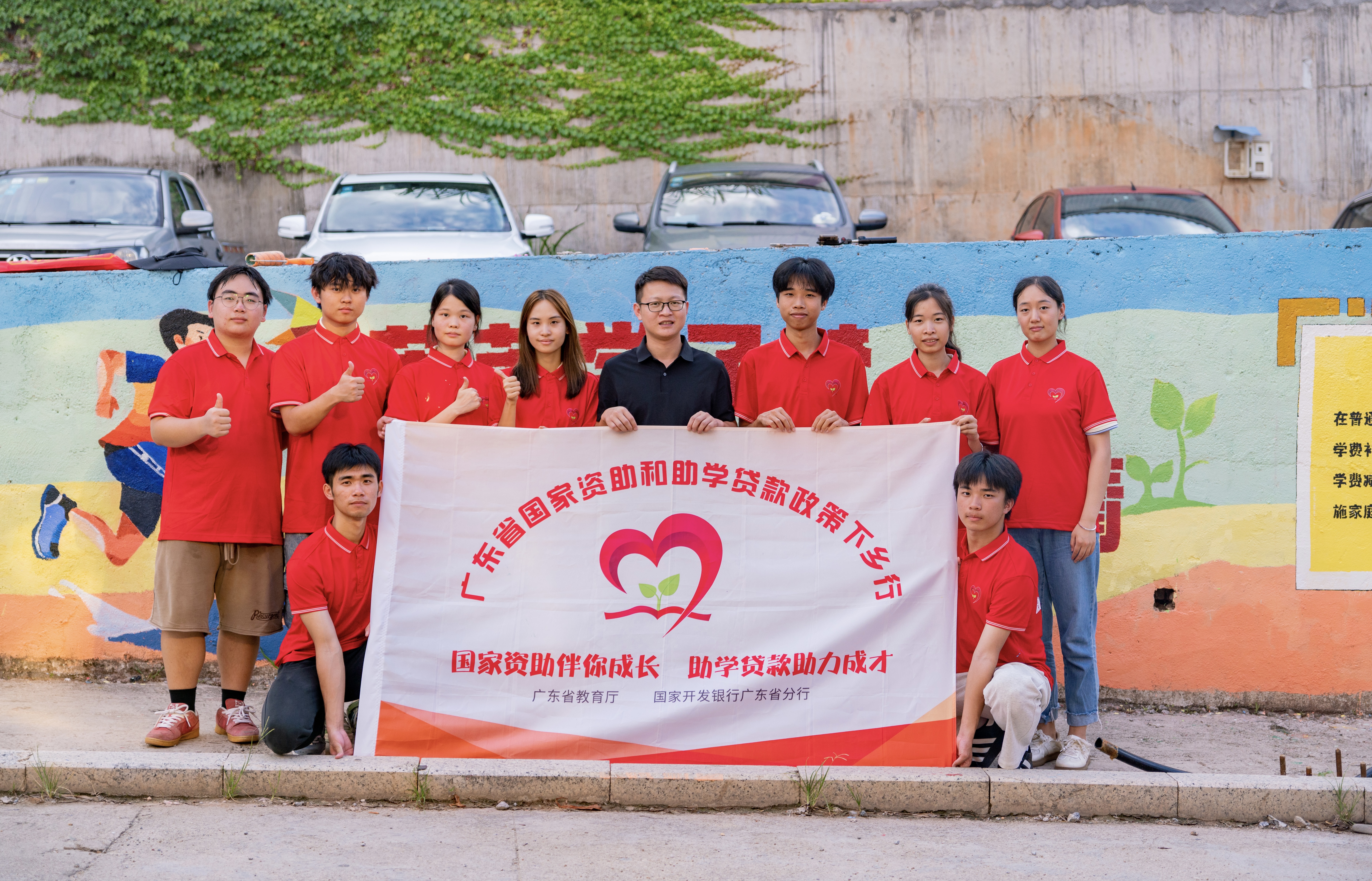 圖為融媒體資助宣傳實踐隊與資助墻繪合照現場。（王嘉欣 供圖）