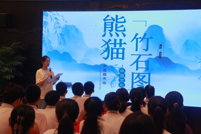 圖為宣講人員對名作進行講解賞析 陳一帆攝1 圖為宣講人員對名作進行講解賞析 陳一帆攝1