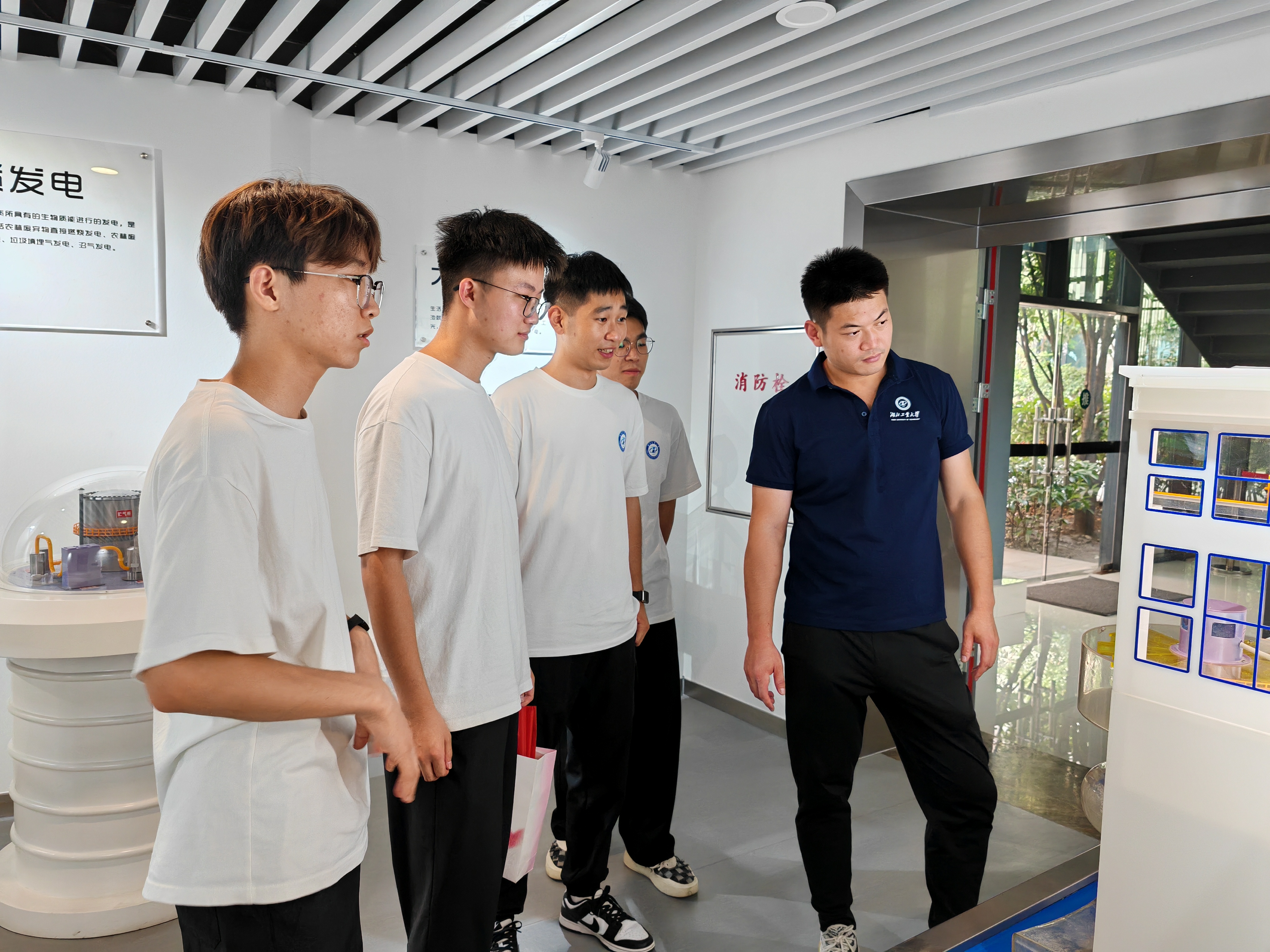 拍攝于湖北省電力博物館 圖為調研團成員學習研究發電原理 夏菲攝